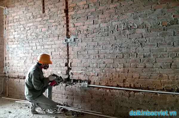 Thợ kỹ thi công điều hòa có tay nghề rất quan trọng khi đi đường ống điều hòa âm tường